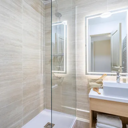 Pierre & Le Hameau De La Pinede Apartmanhotel Hyères