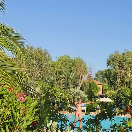 Pierre & Le Hameau De La Pinede Aparthotel 3*